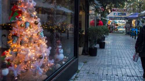 Ανακοινώσεις για το άνοιγμα του λιανεμπορίου ίσως και αύριο - Απαγόρευση κυκλοφορίας μετά τις 10 το βράδυ αντί για 9