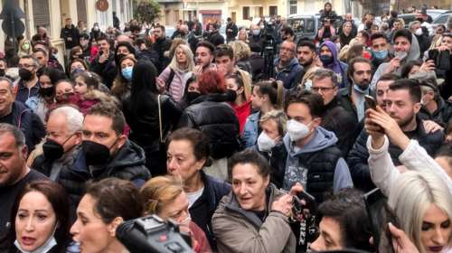 Πάτρα: Οργισμένο πλήθος έξω από το σπίτι της Ρούλας Πισπιρίγκου - Απειλούν με λιντσάρισμα [Βίντεο]