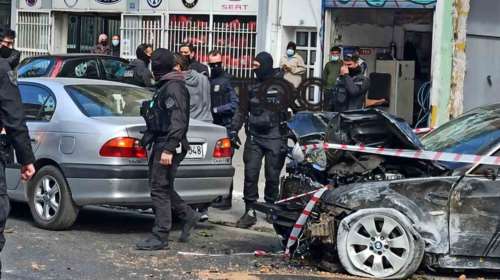 Τρελή καταδίωξη κλεμμένου αυτοκινήτου από την ΕΛΑΣ στη Λιοσίων: Παρέσυρε μοτοσικλέτες και σταμάτησε σε δέντρο - 4 τραυματίες