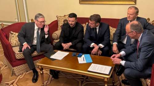 Γύρω από ένα τραπέζι και σε ανοιχτή ακρόαση η επικοινωνία Ζελένσκι και Ευρωπαίων ηγετών με τον Τραμπ