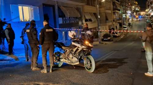 Ηλιούπολη: Ταμπουρώθηκε με καραμπίνα και απειλεί να αυτοκτονήσει - Εξαλλος γιατί η γυναίκα του θέλει να χωρίσουν