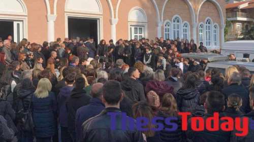 Αλεξανδρούπολη: Θρήνος στην κηδεία του 15χρονου που έπεσε στο κενό - &quot;Λύγισαν&quot; οι γονείς και ο ιερέας παππούς [εικόνες]