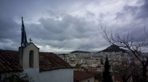 Συννεφιασμένος καιρός με νοτιάδες και τοπικές καταιγίδες - Εως 17 βαθμούς το θερμόμετρο στην Αττική