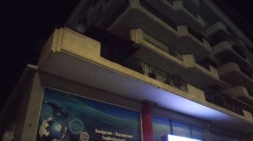 Λάρισα: 23χρονος έπεσε από τον 2ο όροφο πολυκατοικίας - Υπέστη σοβαρά κατάγματα [εικόνες]