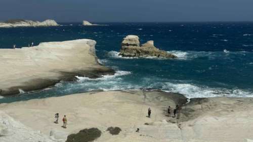 Τραγωδία με δύο νεκρούς από πνιγμό στη Μήλο: Ο αέρας παρέσυρε γυναίκα, ο σύντροφός της έπεσε στη θάλασσα να τη σώσει