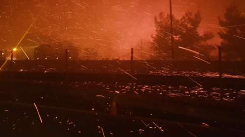 Στις φλόγες σπίτια στις Αφίδνες - Εκκενώνονται Καπανδρίτι, Πολυδένδρι, Πευκόφυτο και οικισμός Ποντίων [εικόνες-βίντεο]