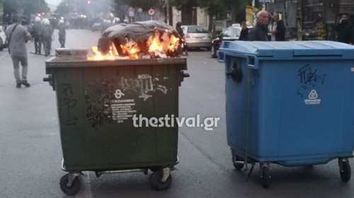 Θεσσαλονίκη: Ένταση στην πορεία έξω από το ΥΜΑΘ - Φωτιές σε κάδους και ρίψεις κρότου-λάμψης [Εικόνες - Βίντεο]