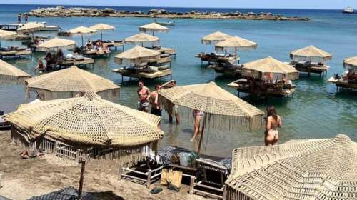 Ρόδος: Εστησαν και φέτος τις παράνομες ξαπλώστρες μέσα στη θάλασσα παρά τον περσινό σάλο - Αμετανόητοι...