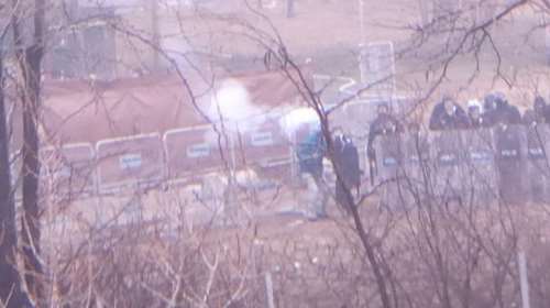 Ντοκουμέντο: Η τουρκική αστυνομία ρίχνει τα χημικά στην ελληνική πλευρά [εικόνες - βίντεο]