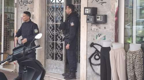 Θρίλερ με νεκρό άνδρα σε Αirbnb στην Ομόνοια - Βρέθηκε στο κρεβάτι με δεμένα χέρια και με σακούλα στο κεφάλι