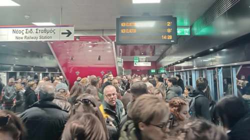 Αλαλούμ ξανά στο Μετρό Θεσσαλονίκης: Οι πόρτες έκλεισαν αλλά ο συρμός δεν ξεκινούσε - &quot;80 λεπτά για Νέα Ελβετία&quot; [εικόνες]