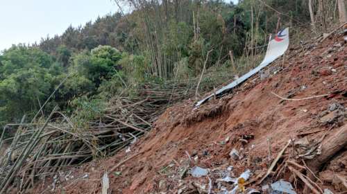 Πτώση αεροπλάνου στην Κίνα: &quot;Όλοι αναίσθητοι&quot; πριν την τελική βουτιά - Τα σενάρια για τα αίτια της συντριβής