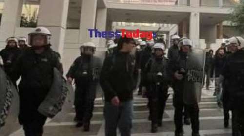 Κομοτηνή: Επέμβαση των ΜΑΤ στην κατάληψη της Νομικής στο Δημοκρίτειο - Προσήχθησαν 18 φοιτητές [Εικόνες - Βίντεο]