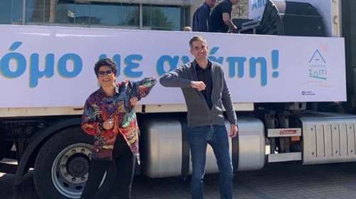 Ανοίξτε τα παράθυρα! Η Άλκηστις Πρωτοψάλτη γυρίζει την Αθήνα πάνω σε φορτηγό και τραγουδάει (video)