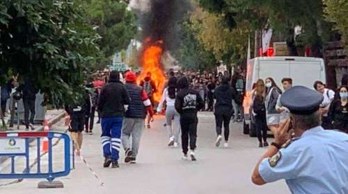 Θεσσαλονίκη: Οδοφράγματα στο ΕΠΑΛ Ευόσμου- Κουκουλοφόροι επιτέθηκαν στους δημοσιογράφους