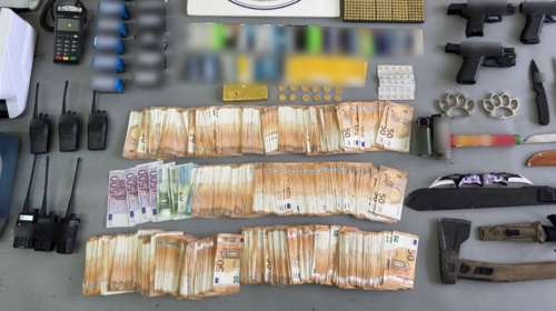 Κύκλωμα προστασίας οίκων ανοχής: Βρέθηκαν όπλα, σφαίρες, μαχαίρια και χιλιάδες ευρώ - Η &quot;πυραμίδα&quot; και ο ρόλος των αστυνομικών