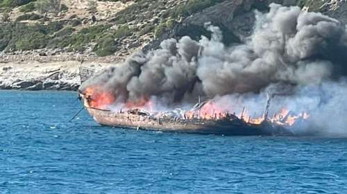 Ρόδος: Παρά λίγο τραγωδία από φωτιά που ξέσπασε σε ξύλινο σκάφος με 96 Βρετανούς τουρίστες- Συνελήφθη ο κυβερνήτης