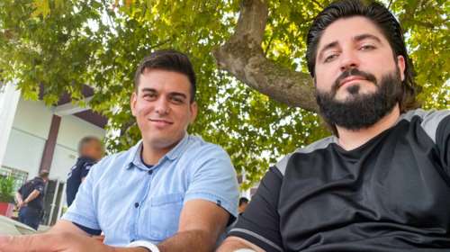 Θεσσαλονίκη: Προκαλούν οι εξορκιστές δείχνοντας τις χειροπέδες τους - &quot;Τα καλύτερα έρχονται&quot;