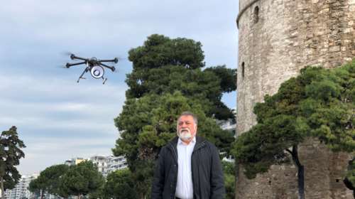 Με drone ενημερώνονται οι πολίτες στην παραλία της Θεσσαλονίκης για τον κορονοϊό