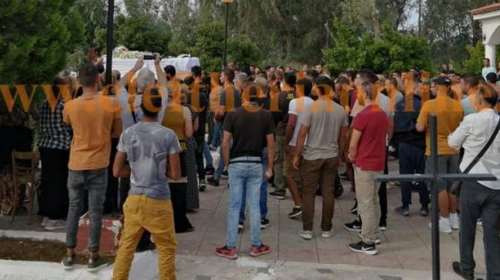 &quot;Βράζει&quot; η Μεσσήνη: 1.500 άτομα στην κηδεία του 18χρονου Ρομά - Πετροπόλεμος και δακρυγόνα με τα ΜΑΤ [βίντεο]