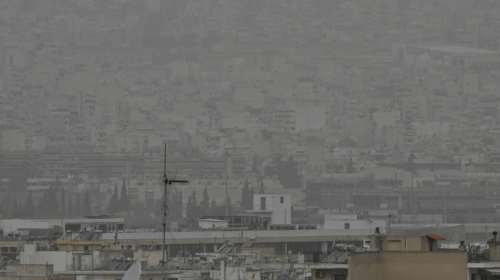 Έντονη η μεταφορά αφρικανικής σκόνης σχεδόν σε όλη την Ελλάδα - Η απόκοσμη εικόνα του νέφους πάνω από την Αττική
