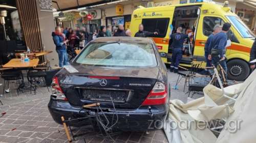 Κρήτη: Πανικός στο κέντρο των Χανίων – Αυτοκίνητο "μπούκαρε" σε καφετέρια - Τραυματίστηκαν δύο άτομα [εικόνες]