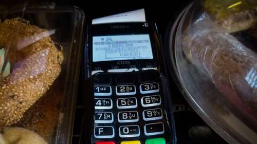 Για ποιους μειώνονται οι προμήθειες στις συναλλαγές έως 10 ευρώ με κάρτα - Στη Βουλή η ρύθμιση