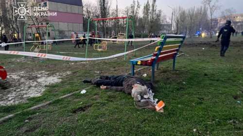 &quot;Είναι καθάρματα&quot;, ξέσπασε ο Ζελένσκι μετά το ρωσικό χτύπημα με 18 νεκρούς, εκ των οποίων 9 παιδιά, στη γενέτειρά του