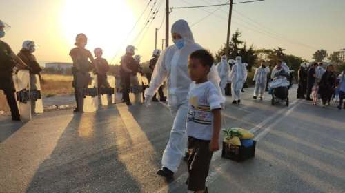 Λέσβος: Μεγάλη επιχείρηση της αστυνομίας - Πάνω από 1.000 άτομα μεταφέρθηκαν στο Καρά Τεπέ [εικόνες - βίντεο]