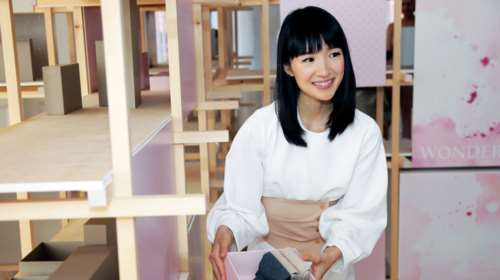 "Μένουμε σπίτι" και το συμμαζεύουμε όπως η γκουρού του συγυρίσματος Μαρί Κόντο [Βίντεο]