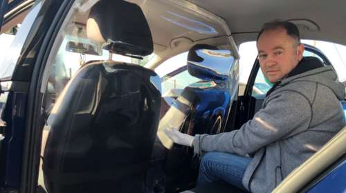 Θεσσαλονίκη: Η φοβερή πατέντα οδηγού ταξί για τον κορονοϊό- Μεμβράνη ανάμεσα στις θέσεις