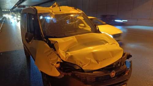 Όχημα έπεσε από αυτοκινητάμαξα στην Καλλιθέα - Προβλήματα στην κυκλοφορία