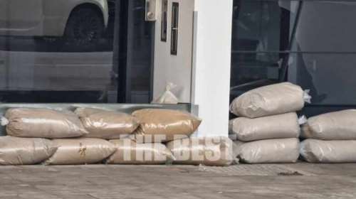 Πάτρα: Μαγαζάτορες βάζουν σακιά με άμμο για να "οχυρωθούν" από την κακοκαιρία [εικόνες]