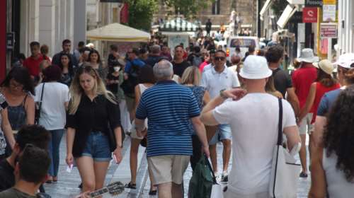 Η ακρίβεια γονατίζει τους Έλληνες: &quot;Ψαλίδι&quot; σε ψώνια, ρεύμα και διακοπές