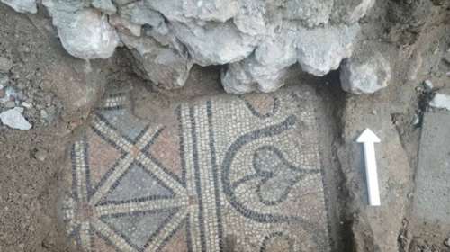 Σπουδαία ανακάλυψη: Εκπληκτικά ρωμαϊκά ψηφιδωτά ήρθαν στο φως στην Πλατεία Θεάτρου - Μαρτυρούν πολυτελές κτίριο