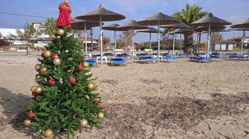 Στόλισαν χριστουγεννιάτικο δέντρο σε παραλία της Χαλκιδικής [εικόνες]
