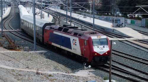 Απίθανη ταλαιπωρία για επιβάτες αμαξοστοιχίας στη Λαμία- Πρώτα συγκρούστηκε με αγελάδα, μετά από λίγο εκτροχιάστηκε