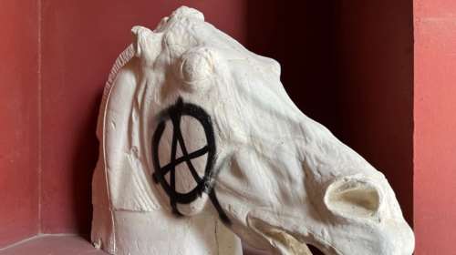 Πολυτεχνείο: Εικόνες ντροπής με βανδαλισμούς σε τοίχους και γλυπτά