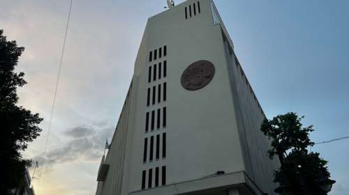 Απίστευτο: Άνδρας εισέβαλε στο δημαρχείο Αγρινίου, επιτέθηκε στον δήμαρχο και… δάγκωσε υπάλληλο