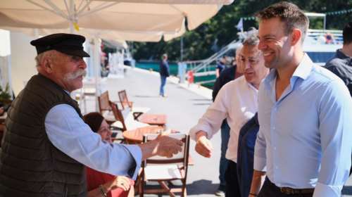 Στέφανος Κασσελάκης: Στους Παξούς ο πρόεδρος του ΣΥΡΙΖΑ - Συμμετείχε στη λιτάνευση της εικόνας της Αναστάσεως [βίντεο]