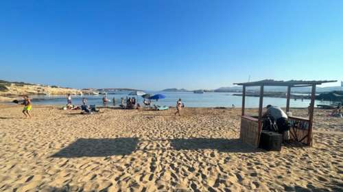 &quot;Κίνημα της πετσέτας&quot; στην Πάρο: Η πρώτη νίκη - Ελεύθερο από ξαπλώστρες μέρος στη μικρή Σάντα Μαρία [Εικόνες]