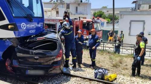 Πάτρα: Σύγκρουση ΙΧ με τον Προαστιακό - Έχει εγκλωβιστεί ο οδηγός  [εικόνες]