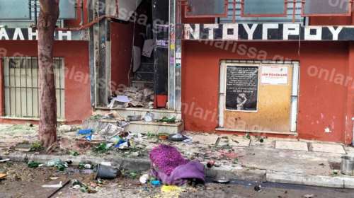 Λάρισα: Επεισοδιακή εκκένωση της κατάληψης &quot;Ντουγρού&quot; μετά από 6 χρόνια...- Πετούσαν στους αστυνομικούς μέχρι και τραπέζια [εικόνες - βίντεο]
