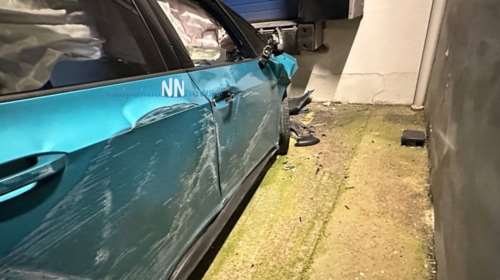 Ναύπακτος: Ηλεκτρικό αυτοκίνητο &quot;καρφώθηκε&quot; σε πύλη σούπερ μάρκετ - Προληπτικά στο νοσοκομείο ο οδηγός [εικόνες-βίντεο]