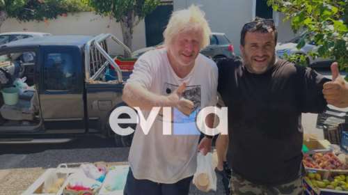 Συνεχίζει τις διακοπές στην Εύβοια ο Μπόρις Τζόνσον: Ψώνισε από πλανόδιο μανάβη της Καρύστου
