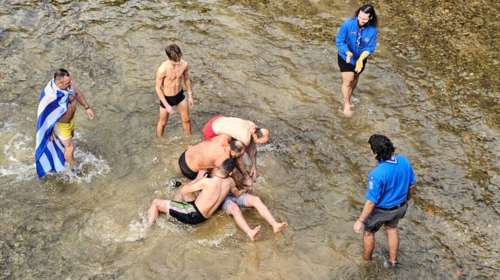 Τρίκαλα: Πιάστηκαν στα χέρια για τον Σταυρό - "Θα σκοτωθούν τώρα" έλεγε ο Μητροπολίτης [βίντεο]