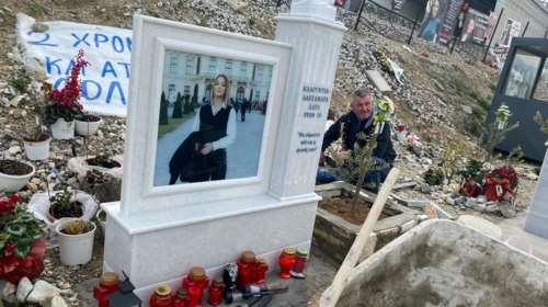 Τέμπη: Συντετριμμένοι οι συγγενείς των 57 θυμάτων στο σημείο "μηδέν" - Τρισάγιο στη μνήμη τους [εικόνες]
