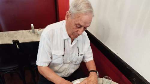 Θεσσαλονίκη: 90χρονος αυτοδίδακτος σκιτσογράφος και ταχυδακτυλουργός εκθέτει τα πορτρέτα του και &quot;μαγεύει&quot; τους επισκέπτες