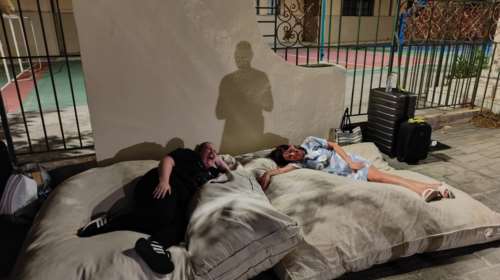 Βρετανοί νεόνυμφοι επέλεξαν τη Ρόδο για το μήνα του μέλιτος - Πέρασαν το πρώτο βράδυ σε στρώμα στον δρόμο κυνηγημένοι από τη φωτιά