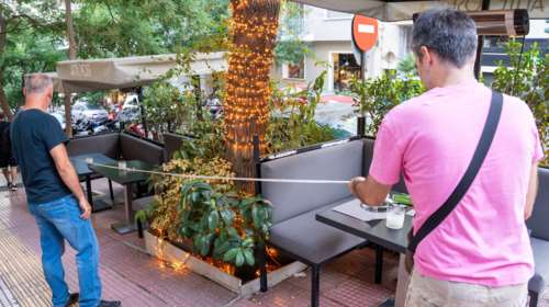 Επιχείρηση "σκούπα" του Δήμου Αθηναίων για παράνομα τραπεζοκαθίσματα και παραβάσεις στάθμευσης στο Κολωνάκι